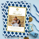 Cartão De Festividades Estrela Clássica De David Pattern Foto De Hanukkah<br><div class="desc">Uma estrela azul-escura moderna de padrão geométrico David enquadra este cartão de feriado de Hanukkah. Uma simples estrela david, símbolo david, senta-se sobre saudações festivas em um roteiro clássico dentro de uma borda fina de ouro sobre um fundo branco. A parte traseira da placa apresenta o mesmo padrão geométrico da...</div>