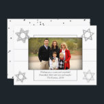 Cartão De Festividades Estrela Clássica Moderna de Hanukkah Silver de Dav<br><div class="desc">Bar de prata/Bat Mitzvah e Estrela moderna de Hanukkah,  minimamente clássico,  contra um fundo sólido,  criam um design elegante e sofisticado. Para obter outros produtos de coordenação ou correspondência,  visite justFharryn em Zazzle.com ou entre em contato com o designer,  c/o Fharryn@yahoo.com Todos os direitos reservados. #zazzlemade #christmasdecor</div>