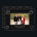 Cartão De Festividades Estrela Monocromática de Hanukkah Moderna de David<br><div class="desc">O mínimo clássico Bar negro/Bat Mitzvah e a moderna Estrela de Hanukkah de David contra um fundo sólido cria um elegante e sofisticado design. Para obter outros produtos de coordenação ou correspondência, visite justFharryn em Zazzle.com ou entre em contato com o designer, c/o Fharryn@yahoo.com Todos os direitos reservados. #zazzlemade #christmasdecor...</div>