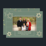 Cartão De Festividades Estrela Verde Moderna de Hanukkah Sage de David Fo<br><div class="desc">Bar clássico mínimo de ouro/Bat Mitzvah e Estrela moderna de Hanukkah de David contra um fundo sólido cria um design elegante e sofisticado. Para obter outros produtos de coordenação ou correspondência,  visite justFharryn em Zazzle.com ou entre em contato com o designer,  c/o Fharryn@yahoo.com Todos os direitos reservados. #zazzlemade #christmasdecor</div>
