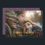 Cartão De Festividades Estrelas felizes Douradas 1 foto de Natal<br><div class="desc">Douradas estrelas de feriado felizes 1 foto Cartão de Natal. Com um texto de script e um design de efeito ouro,  a cor roxa de fundo pode ser alterada para se adequar ao seu estilo.</div>