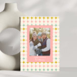 Cartão De Festividades Estrelas Geométricas Vintage Pastel Rosa Foto de F<br><div class="desc">Celebre a temporada com este encantador Cartão de Férias de Família de Círculos Pastéis Geométricos Vintage. Com um fundo divertido inspirado no retro com círculos pastéis suaves em tons de rosa, branco e dourado, este cartão emoldura a foto da sua família em um estilo moderno e nostálgico. Perfeito para compartilhar...</div>