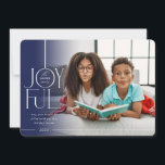 Cartão De Festividades FAMÍLIA 2023 FOTO elegante tipo marinho moderno<br><div class="desc">por kat massard >> WWW.SIMPLYSWEETPAPERIE.COM <<< Uma design elegante de cartão com a citação "JOYFUL" com o tipo de script elegante combinado com a tipografia serif e a cor simples no verso, dando-lhe a oportunidade de escrever uma mensagem pessoal à mão. Com fotos em forma de quadrado na frente, na...</div>