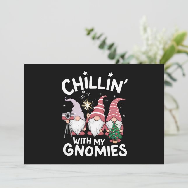 Cartão De Festividades Família de Gnomos Natal Relaxando Com Meus Gnomos (Em pé/Frente)