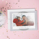 Cartão De Festividades Família Silver Glitter Winter<br><div class="desc">Celebre a estação com este charmoso cartão de férias com um festivo design de inverno que capta perfeitamente o calor dos momentos familiares. A elegante borda de neve arma sua querida foto, enquanto luzes suaves e brilhantes adicionam um toque mágico. Personalize facilmente com um nome de família e mensagem para...</div>