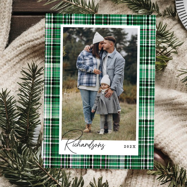 Cartão De Festividades Familiar Foto de Família em Flanela Xadrez Verde e (Cozy Green and White Plaid Flannel Family Photo Holiday Card)