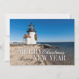 Cartão De Festividades Farol na praia com uma coroa de Natal