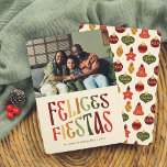 Cartão De Festividades Felices Fiestas Postal de Navidad Retro con Foto<br><div class="desc">Força postal da Maríndia con estilo retro y divertido! Ideal para quienes, original algo. La foto de su familia se presenta en un horizontal en la parte superior de tarjeta. Justo debajo, el mensaje "Felices Fiestas" se muestra en una tipografía vintage y llamativa, con una paleta de colores cál inspirada...</div>