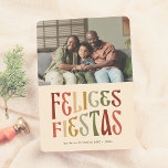 Cartão De Festividades Felices Fiestas Postal de Navidad Retro con Foto<br><div class="desc">Força postal da Maríndia con estilo retro y divertido! Ideal para quienes, original algo. La foto de su familia se presenta en un horizontal en la parte superior de tarjeta. Justo debajo, el mensaje "Felices Fiestas" se muestra en una tipografía vintage y llamativa, con una paleta de colores cál inspirada...</div>