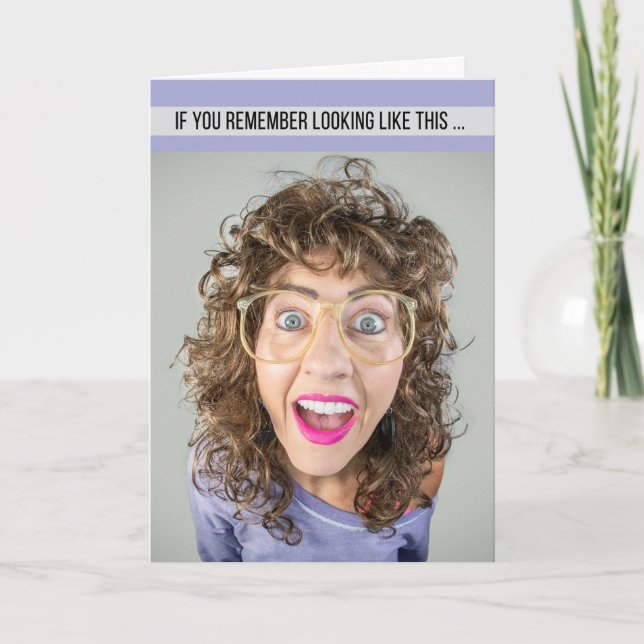 Cartão De Festividades Feliz Aniversário para Mulher Vestida na Moda dos  (Frente)