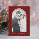 Cartão De Festividades Feliz de quadros de arco moderno e vermelho brilha<br><div class="desc">Cartão de festas de arco moderno com roteiro decorativo "e" entre 2 palavras e um padrão verde de inverno no verso. Para uma personalização mais avançada deste design,  clique no BOTÃO FERRAMENTA DESIGN AZUL.</div>