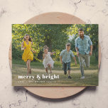 Cartão De Festividades Feliz e Brilho | Natal para a família de Na moda<br><div class="desc">Um cartão de saudação simples com fotos de feriado moderno na moda, com uma letra retrógrada ousada, que diz "feliz e brilhante" em branco com uma cor natural neutra do bege de pedra no reverso. A saudação, o nome e a mensagem podem ser facilmente personalizados para um toque pessoal. Uma...</div>