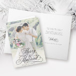 Cartão De Festividades Feliz e casado com recém-Weds Primeira Foto de Nat<br><div class="desc">Inscrição elegante e romântica em caligrafia suave com dentro de fotografia e texto personalizado. Para uma personalização mais avançada deste design,  clique no BOTÃO FERRAMENTA DESIGN AZUL acima!</div>