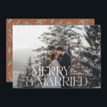 Cartão De Festividades Feliz e foto Elegante, da botânica moderna<br><div class="desc">Feliz e casado Foto Elegante,  foto moderna e natural de terracotta,  tipografia botânica por cor aquática,  Merry Christmas card flat.</div>