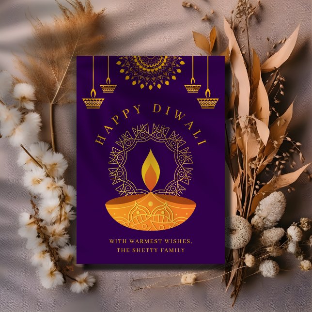Cartão De Festividades Feliz Festival Diwali de Luzes Diya Roxo (Criador carregado)