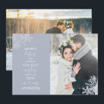 Cartão De Festividades Feliz Floco de neve Boca Quente Quente 2 Foto<br><div class="desc">Comemore sua primeira temporada de festas como recém-casados com nosso elegante cartão de Natal de Feliz de Floco de Neve Kisses Warm Wish 2 Photo Holiday Card. Apresentando uma foto de casamento maravilhosa, destacada por flocos de neve azul-gelados delicados, este cartão diz "beijos de feliz e desejos quentes de feriado...</div>