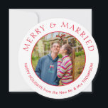 Cartão De Festividades Feliz Foto Circular de Natal Casada Branco<br><div class="desc">O seu primeiro Natal casado merece uma menção especial com os seus cumprimentos festivos e esta design circular fará o trabalho num estilo incomum! Altere a imagem de exemplo com a sua foto favorita, que está centrada na frente. Sua foto será preenchida automaticamente para a forma circular, de modo que,...</div>