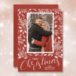 Cartão De Festividades Feliz Foto de Natal<br><div class="desc">Amoras brancas, folhas e pontos em um fundo vermelho rústico (ou qualquer cor que combine com sua foto) destacam sua foto favorita com seus nomes e saudações em letras quentes no fundo. Selecione Matte para o papel mais pesado e alta definição para melhor qualidade de impressão. MAIS CORES na nossa...</div>