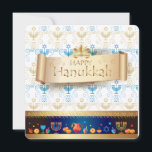 Cartão De Festividades Feliz Hanukkah! Comemorações<br><div class="desc">Feliz Hanukkah! Convite de Natal Judaico,  cartão de boas-vindas,  Hanukkah de feriado Judaico,  "Judaica",  festival,  símbolos tradicionais de Chanukah de boas-vindas - sonhos de madeira (topo de fiação),  letras hebraicas,  rosquinhas,  velas de menorah,  jarro de petróleo,  padrão de luzes brilhantes de David,  vinheta</div>