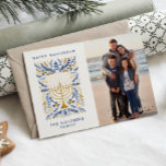 Cartão De Festividades Feliz Hanukkah Festivo Watercolor Menorah Foto<br><div class="desc">Feliz Hanukkah! Mande saudações a Hanukkah para a família e amigos com esta elegante carta-chata. Apresenta a aquarela Menorah e a folhagem elegante da coroa numa sofisticada paleta de ouro, azul claro e azul marinho. Personalize o cartão com sua querida foto vertical e duas linhas de texto personalizado para adicionar...</div>