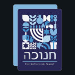 Cartão De Festividades Feliz Hanukkah Menorah Estrelas Judias Dreidel Hol<br><div class="desc">Hanukkah / Cartão Azul Branco Moderno Geométrico com Folha Silver Foil. Menorah, Dreidel, Rosquinhas, estrelas e azeite... Símbolos hebraicos e judeus de Hanukkah espaço para adicionar seu texto personalizado na frente e ao contrário. Feliz desejo Hanukkah. Hebraico na frente diz "Chanukah". Esta bela, bela, olha, é uma forma excelente de...</div>