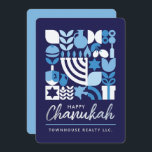 Cartão De Festividades Feliz Hanukkah Menorah Estrelas Judias Dreidel Hol<br><div class="desc">Hanukkah / Cartão Azul Branco Moderno Geométrico com Folha Silver Foil. Menorah, Dreidel, Rosquinhas, estrelas e azeite... Símbolos judaicos de Hanukkah Espaço para adicionar seu texto personalizado na frente e ao contrário. Feliz desejo Hanukkah. Hebraico na frente diz "Chanukah". Esta bela, bela, olha, é uma forma excelente de desejar aos...</div>