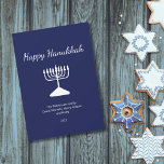 Cartão De Festividades Feliz Hanukkah Simple Menorah Blue<br><div class="desc">Feliz cartão de Cartões de natal Azul Hanukkah,  com uma simples menorah branca e design de tipografia de script. Com a inscrição personalizável branca,  você pode adicionar suas próprias informações. Uma forma festiva de enviar bons desejos aos amigos e entes queridos.</div>