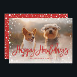 Cartão De Festividades Feliz Howlidays Snow Red | Pet Christmas Photo<br><div class="desc">Espalhe alegria nesta temporada de festas com este cartão com fotos de festas de na moda apresentando seu amigo favorito de quatro patas apresentando um roteiro de pincel que diz "Feliz Natal" e que vem com um padrão de queda de neve correspondente no verso.</div>