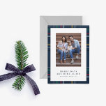 Cartão De Festividades Feliz marinho de Natal xadrez uma foto<br><div class="desc">Feliz dias estão aqui de novo! Celebre um feriado mais feliz e feliz este ano e envie saudações festivas de xadrez a amigos e familiares com este cartão com fotos de feriado vertical. Este cartão de Natal de Lea Delaveris Design apresenta um quadro de xadrez azul marinho festiva juntamente com...</div>