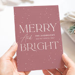 Cartão De Festividades Feliz moderna poeirenta e não-fotografia brilhante<br><div class="desc">Cartão de feriado moderno com "Feliz e Brilho" exibido em letras brancas e fundo rosa poeirento com sutis pontos brancos (neve). Personalize a frente do cartão de feriado não fotográfico com o nome da sua família e o ano em caracteres brancos. A placa se reverte para exibir sua mensagem pessoal...</div>