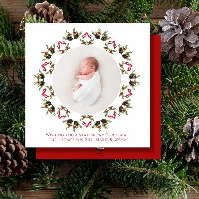 Cartão De Festividades Feliz Natal - Caligrafia Vermelha Uma Foto (Christmas holiday greenery and pine cones wreath mandala design square photo card. )