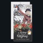Cartão De Festividades Feliz Natal Chalkboard Foto de Férias Florais<br><div class="desc">Este cartão é concebido com linhas simples e limpas e acentuado com cores de férias de vinho e verde florestal. Personalize com sua própria foto e personalize o texto com seu próprio nome de família! Faz um cartão de feriado excelente para qualquer um que ama a aparência de elegância de...</div>