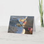 Cartão De Festividades Feliz Natal da praia<br><div class="desc">Este cartão bonito caracteriza uma mensagem do "Feliz Natal" e uma cena bonita da praia com ornamento,  surf,  e areia do feriado.</div>