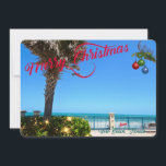 Cartão De Festividades Feliz Natal de Vero Beach Oceanfront<br><div class="desc">Feliz Natal de Vero Beach, Flórida! Esta colorida carta de saudação plana com tema tropical apresenta uma foto de uma bela área oceânica Vero Beach, toda decolada para as férias. A design festiva inclui as luzes de Natal na paisagem verde, as bolas de Natal penduradas num camarada de palma, e...</div>