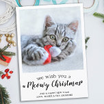 Cartão De Festividades Feliz Natal Do Gato Moderno Pet Foto<br><div class="desc">Desejamos-Lhe Um Feliz Natal! Envie cartões de natal fofos e divertidos com este cartão de feriado personalizado e super fofo. Feliz Natal do gato com estampas bonitas de pata em um divertido design de fotos modernas. Adicione a foto do seu gato ou a foto da família com o gato, e...</div>