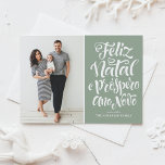 Cartão De Festividades Feliz Natal e Próspero Ano Novo Foto Verde<br><div class="desc">Feliz Natal e Próspero Ano Novo! Mande alegria de férias para amigos e familiares com este cartão de feriado festivo,  elegante e caprichoso. Este cartão de feriado português apresenta caligrafia moderna. Personalize adicionando seus detalhes. Este cartão verde de fotos está disponível em cores.</div>