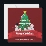 Cartão De Festividades Feliz Natal Família Snowman Personalizada<br><div class="desc">Este cartão de Natal bonito mostra um adorável desenho da família do boneco de neve em frente a uma bela árvore de Natal. A faixa vermelha festiva é personalizada com o seu próprio texto e o verso pode ser personalizado com o seu próprio cartões de natal para o Natal.</div>