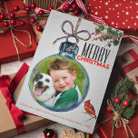 Cartão De Festividades Feliz Natal Foto Bauble Estilo de Vintage Único<br><div class="desc">Dê-lhes um Feliz Natal com placas de cartões de natal exclusivas do estilo vintage. Coloque seu dentro de fotos favorito neste cartão com fotos de Enfeites de natal giro e adicione seu nome e o ano. A foto aparecerá suspensa dentro, a adorável bauble, com um pássaro cardeal vermelho em um...</div>