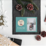 Cartão De Festividades Feliz Natal - Foto da família de veados<br><div class="desc">Bonitos e festivos, estes cartões de Natal com fotos da família são a forma perfeita de enviar saudações calorosas aos seus amigos e familiares nesta temporada de férias. A design apresenta uma rena de Natal desenhada e bonita vestindo um cachecol vermelho e verde com o texto "Feliz Natal". A parte...</div>