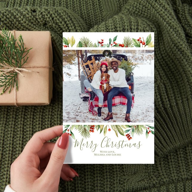 Cartão De Festividades Feliz Natal Foto Vermelha e Verde Holly Greenery (Celebrate the Holidays in style with a watercolor greenery photo card.  )