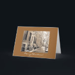 Cartão De Festividades Feliz Natal - neve do inverno da Nova Iorque<br><div class="desc">Comemore a época natalícia com estes cartões customizáveis que caracterizam uma imagem lindo de uma rua da Nova Iorque no inverno. O passeio é espanado levemente com neve e os ramos de árvore desencapados são cobertos na neve. O texto na parte externa diz: "Feliz Natal!". O texto no interior diz:...</div>