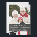 Cartão De Festividades Feliz Natal Rustic Chalkboard Foto Vintage<br><div class="desc">Feliz nome personalizável e cartão com fotos de natal em um padrão de quadro de chalkboard no país rústico com detalhes de vintage e texto de estilo manuscrito. Adicione seu texto personalizado a este cartão para criar uma foto de natal exclusiva saudando este feriado para amigos e familiares.</div>