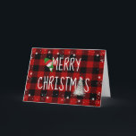 Cartão De Festividades Feliz Natal Snowman na Xadrez de Buffalo<br><div class="desc">Snowman no texto Feliz de Natal com pinheiros brancos e borda com flocos de neve na xadrez de búfalo vermelha e negra.</div>