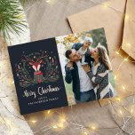 Cartão De Festividades "Feliz Natal" Veado Festivo<br><div class="desc">Cartão com fotos bonito e festivo personalizado com uma doce ilustração de um veado festivo de férias num suéter confortável. Personalize com sua foto e mensagem da família favorita.</div>