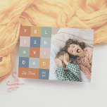 Cartão De Festividades Feliz Navidad | Postal Colorida y Moderna Con Foto<br><div class="desc">Tarjeta de Navidad Colida y moderna con una foto. Ideal para quienes buscan una versión moderna y divertida de la tradición navideña. Con bloques de colores llampantes en tonos naranja, amarillo, verde, rosa y azul, cada letra de "Feliz Navidad" destaca en su propio recuadro. Debajo, el nombre de su familia...</div>