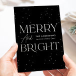 Cartão De Festividades Feliz Negra Moderna e Sem Foto Brilhante<br><div class="desc">Cartão de feriado moderno com "Feliz e Brilho" exibido em letras brancas e fundo preto com sutis pontos brancos (neve). Personalize a frente do cartão de feriado não fotográfico com o nome da sua família e o ano em caracteres brancos. O cartão se reverte para exibir sua mensagem pessoal em...</div>