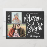 Cartão De Festividades Feliz personalizada do quadro chalkboard e multifo<br><div class="desc">Feliz personalizada de quadro chalkboard e placa de feriado multifoto brilhante. Fundo e espaço do quadro de controle para 2 imagens com "FELIZ e BRIGHT" gravado na fonte do pincel. Enviar para a família e amigos este cartão de feriado elegante e simples de quadro negro. Pode ser totalmente personalizado. Para...</div>