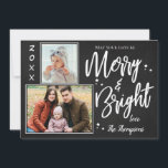 Cartão De Festividades Feliz personalizada do quadro chalkboard e multifo<br><div class="desc">Feliz personalizada de quadro chalkboard e placa de feriado multifoto brilhante. Fundo e espaço do quadro de controle para 2 imagens com "FELIZ e BRIGHT" gravado na fonte do pincel. Enviar para a família e amigos este cartão de feriado elegante e simples de quadro negro. Pode ser totalmente personalizado. Para...</div>