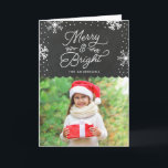 Cartão De Festividades Feliz rústica e foto brilhante do feriado de |<br><div class="desc">Comemore a estação do Natal com uma feliz rústica e um cartão brilhante da foto do feriado. O cartão da foto do Natal caracteriza um fundo do quadro com uma beira scalloped, uns flocos de neve brancos, e uma tipografia moderna à moda. Adicione sua foto do nome e do costume...</div>