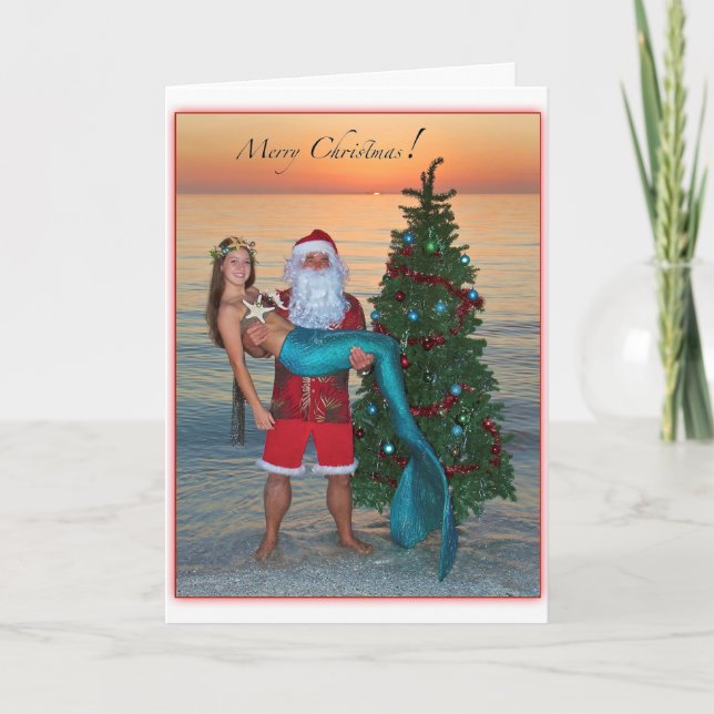 Cartão De Festividades Feliz Sereia de Natal com Papais noeis na Praia (Frente)